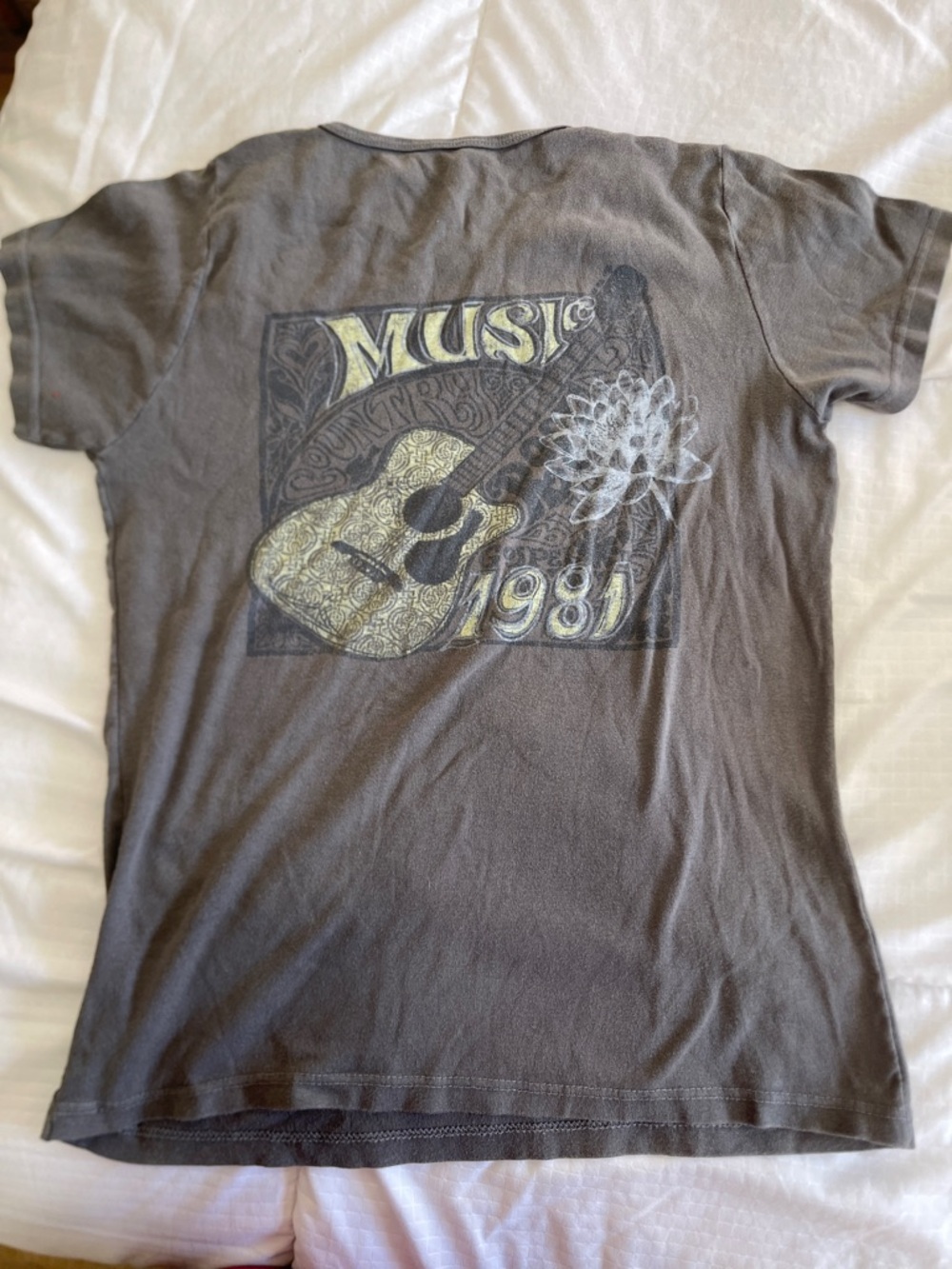 Sundance Vintage Gray Short-Sleeve Crewneck Tee with Lotus Accent